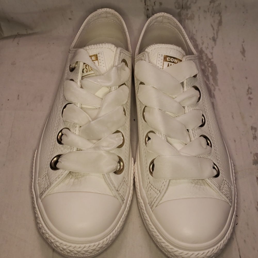 Converse Girls NIB Leather Gym Shoes Size 5